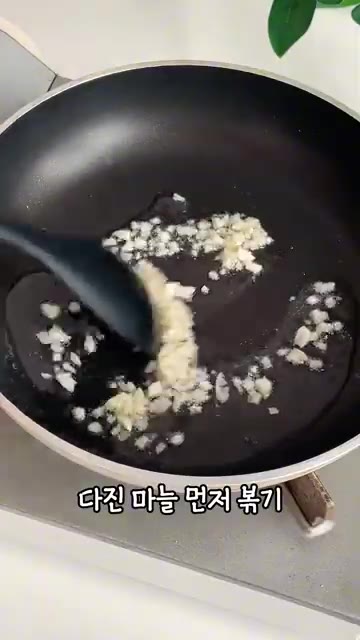 다진 돼지고기를 넣고 덩어리를 풀어가며 고기 색이 변할 때까지 볶아… — 양송이 돼지고기 덮밥 한그릇 만들면 순삭이에요