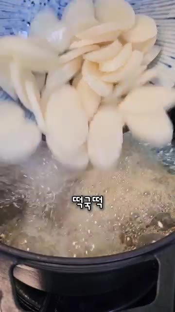 물 1200ml에 한알육수 3개를 넣고 끓인다. — 굴 듬뿍 매생이까지 넣었더니 국물이 끝내줘요!! 매생이굴떡국