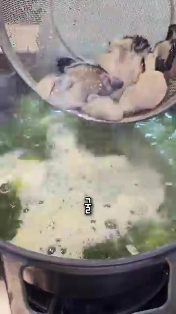 떡이 거의 익으면 굴을 넣고 중불에서 1~2분 정도 익힌다. — 굴 듬뿍 매생이까지 넣었더니 국물이 끝내줘요!! 매생이굴떡국