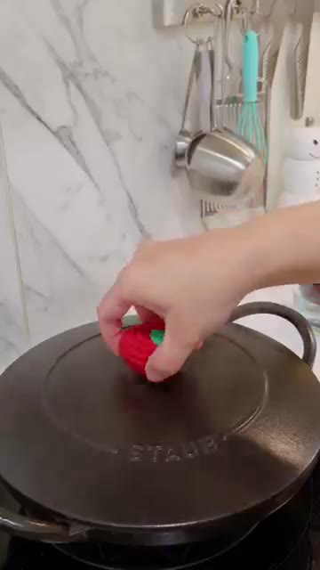 닭고기에 버터 한 조각을 넣고 볶는다. — 별거 안 넣었는데 카레집 맛! 🍛 양파의 달큰함에 버터의 고소한 풍미까지 🤎 양파 싫어하는 초딩도 엄지척한 버터치킨카레!