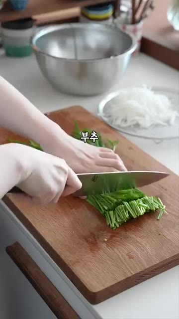 빨간맛과 하얀맛 속 재료는 똑같이 준비해요. 무는 가늘게 채 썰고,… — 사이다처럼 톡쏘는 오이소박이 물김치, 맛있어서 깜짝놀라요!