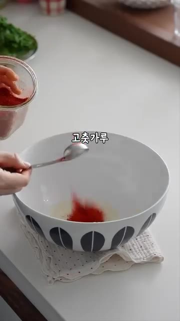 빨간맛 오이소박이 양념은 양념풀 3큰술에 고추가루 4큰술, 액젓 2… — 사이다처럼 톡쏘는 오이소박이 물김치, 맛있어서 깜짝놀라요!
