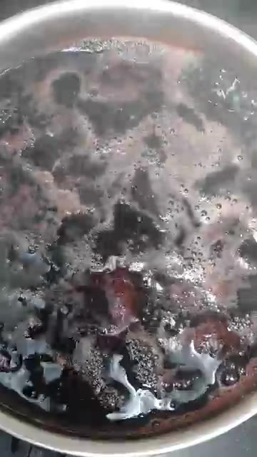 냄비에 밤, 설탕, 간장을 넣고 졸여줍니다. — 와인과 짐빔으로 맛을 낸 수제 보늬밤 레시피