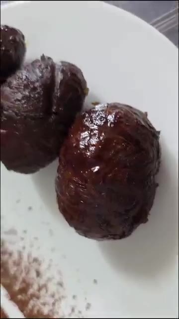 완성된 보늬밤을 접시에 담아 맛있게 즐깁니다. — 와인과 짐빔으로 맛을 낸 수제 보늬밤 레시피