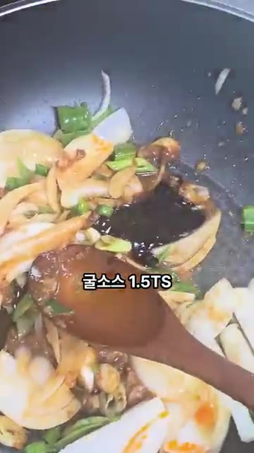 다진 마늘 1 1/2큰술, 고춧기름 3큰술, 진간장 2큰술, 된장… — 꽃게로 만드는 매콤 달콤 별미 칠리크랩