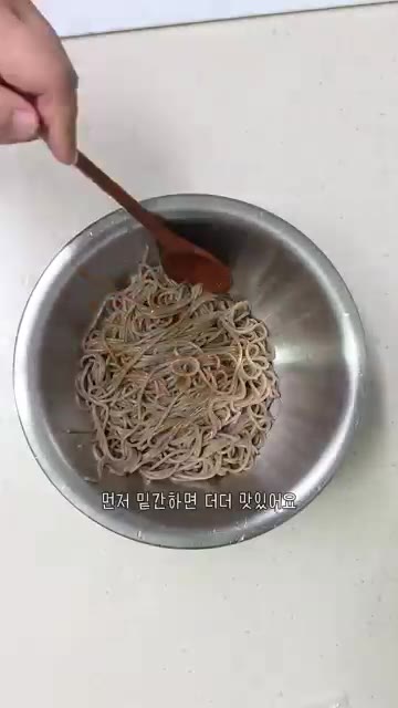 끓는 물에 메밀국수를 넣고 4분간 삶은 뒤, 찬물에 3번 헹궈 물기… — 들기름 막국수 레시피