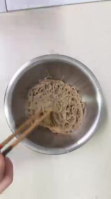 메밀국수에 양조간장 1.5T와 알룰로스 1T를 넣고 밑간합니다. — 들기름 막국수 레시피