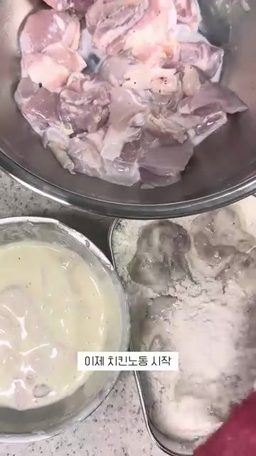 튀겨진 치킨을 키친타월에 올려 기름기를 제거한다. 기름이 많이 튀었… — 퇴근 후 집에서 치킨 튀겨먹기