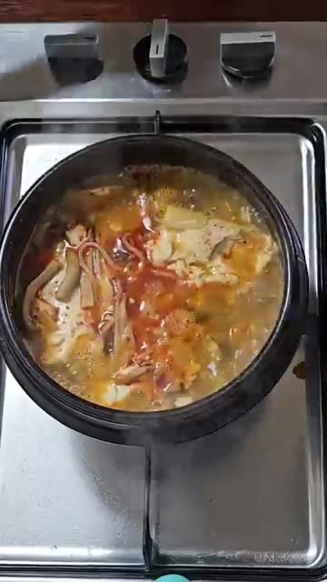팬에 기름을 넉넉히 두르고 썰어둔 파를 넣어 파기름을 낸다. 고춧가… — 저렴한 가격으로 쉽게 만드는 순두부찌개