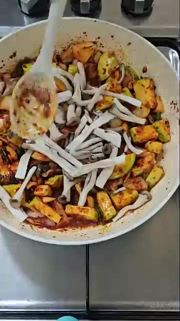 계란 흰자를 먼저 넣고 풀어준 뒤, 마지막에 노른자를 올려 완성한다. — 저렴한 가격으로 쉽게 만드는 순두부찌개