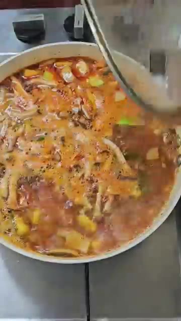 삶은 쫄면을 넣고 2분 정도 더 끓여 먹으면 별미다. — 저렴한 가격으로 쉽게 만드는 순두부찌개
