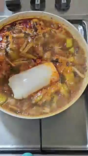 쫄면 위에 순두부찌개를 얹어 비벼 먹는다. — 저렴한 가격으로 쉽게 만드는 순두부찌개