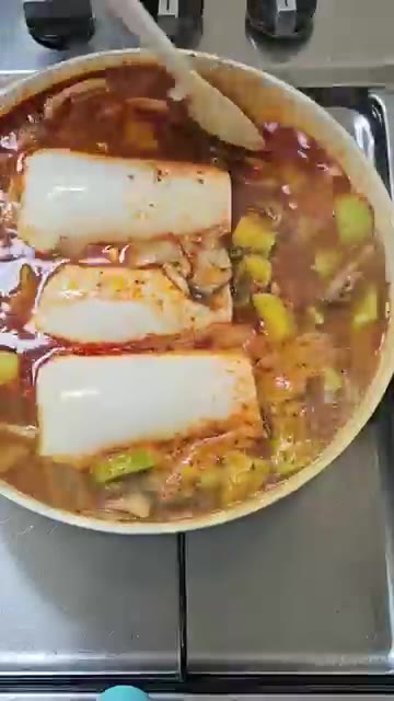 완성된 순두부찌개를 그릇에 담는다. — 저렴한 가격으로 쉽게 만드는 순두부찌개