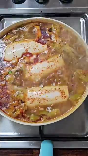 그릇에 쫄면을 담고 그 위에 순두부찌개를 얹어 비벼 먹는다. — 저렴한 가격으로 쉽게 만드는 순두부찌개