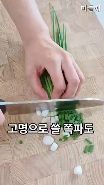 달군 팬에 다진 돼지고기를 넣고 노릇해질 때까지 볶아줍니다. 팽이버… — 간장버터 소보로 팽이덮밥