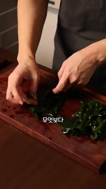 접시에 썰어둔 문어, 칼집 넣은 오이, 미역, 레몬을 보기 좋게 담… — 자격증이 많다고 요리를 잘할까?