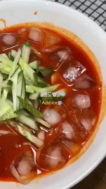 얼음을 넣고 삶은 계란을 올려주세요. — 매콤물냉면 양념장만 만들면 5분컷 ! 밖에서 사먹는 매콤물냉면이랑 똑같습니다