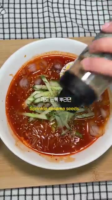 깨를 듬뿍 뿌려주면 완성입니다. — 매콤물냉면 양념장만 만들면 5분컷 ! 밖에서 사먹는 매콤물냉면이랑 똑같습니다