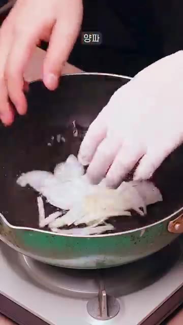 김치 1공기를 넣고 고춧가루 2큰술, 설탕 반 큰술, 진간장 2큰술… — 맛은 쳤지만 너무 간단한 참치 김치찌개 레시피 !