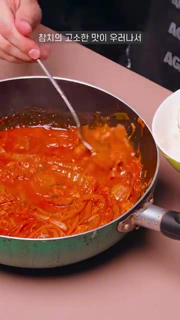 계란 프라이를 한 후 밥 위에 참치김치찌개를 얹어 먹는다. — 맛은 쳤지만 너무 간단한 참치 김치찌개 레시피 !