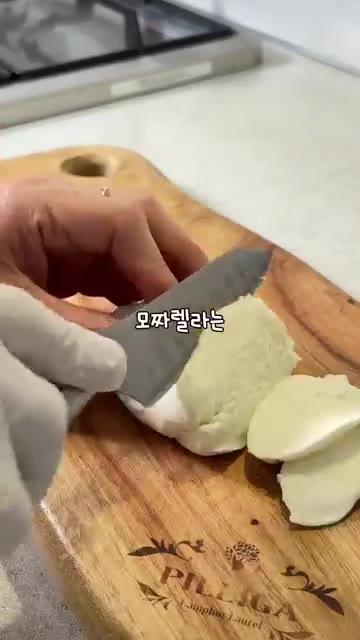 제철 무화과를 얇게 썰어줍니다. — 진짜 살 안 찌는 무화과 카프레제 레시피