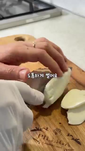 모짜렐라 치즈도 얇게 썰어줍니다. — 진짜 살 안 찌는 무화과 카프레제 레시피