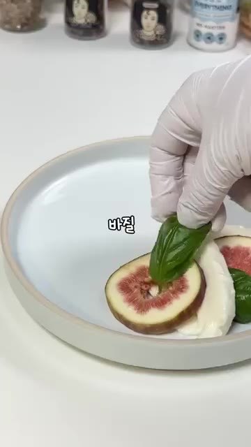 접시에 모짜렐라 치즈, 무화과, 바질 잎을 번갈아 예쁘게 둘러 담습니다. — 진짜 살 안 찌는 무화과 카프레제 레시피