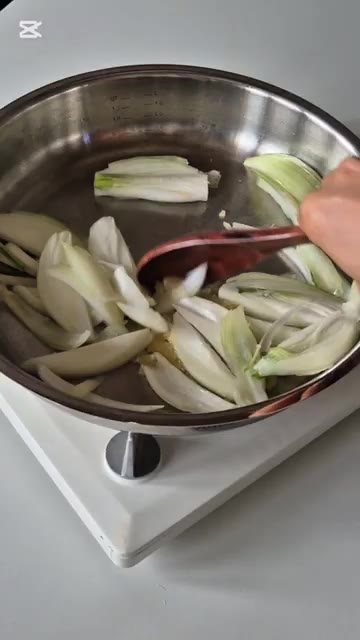 계량컵에 홍게 간장, 참치액, 굴소스, 스리라차 소스, 식용유, 라… — 콩담백면으로 태국식 볶음쌀국수 팟타이 만들기