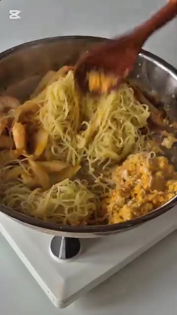 만들어둔 소스를 넣고 섞는다. — 콩담백면으로 태국식 볶음쌀국수 팟타이 만들기