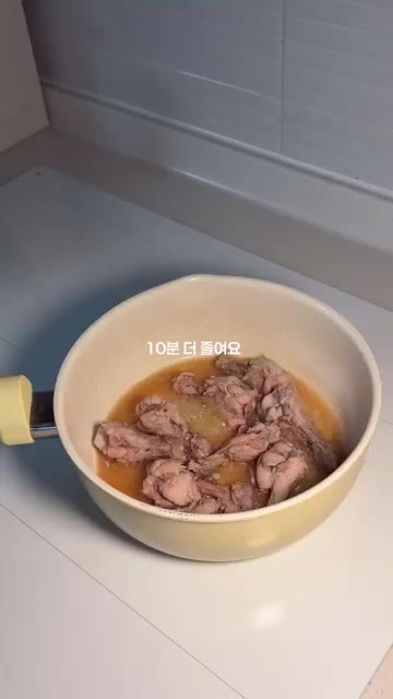 간장을 약간 넣고 10분 더 졸여줍니다. 밥도둑 완성입니다. — 아기 간장 닭봉조림