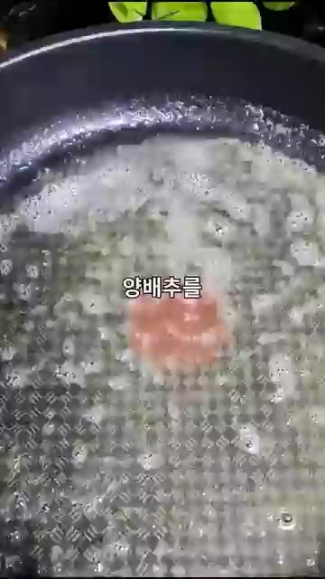 양배추를 큼직하게 썰어 팬에 버터를 녹인 후 노릇하게 구워줍니다.… — 면 없이 살 안 찌는 편스토랑 양배추 투움바 파스타