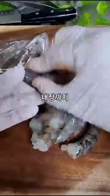 새우는 껍질과 내장을 제거하고, 양송이버섯은 슬라이스합니다. 냉동… — 면 없이 살 안 찌는 편스토랑 양배추 투움바 파스타