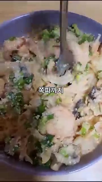 완성된 파스타를 그릇에 담고 파마산 치즈 가루와 쪽파를 뿌려 마무리… — 면 없이 살 안 찌는 편스토랑 양배추 투움바 파스타