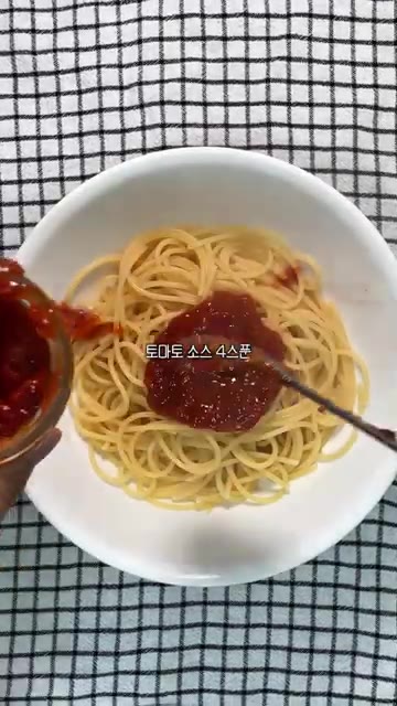 끓는 물에 스파게티면을 삶아줍니다. — 라면보다 만들기 쉬운 의외의 조합의 김풍비빔파스타