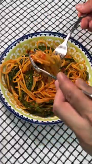 마지막으로 참기름을 살짝 둘러주면 라면보다 쉬운 김풍비빔파스타 완성… — 라면보다 만들기 쉬운 의외의 조합의 김풍비빔파스타