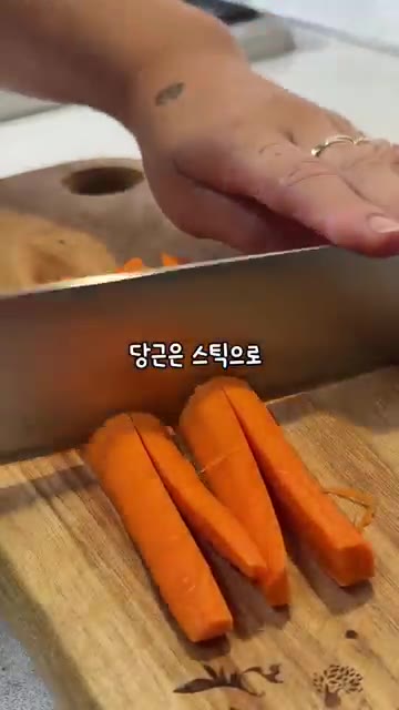 당근을 스틱 모양으로 썰어 위생백에 넣고 올리브 오일 1T와 소금을… — 당근 다이어트 레시피: 생으로 먹기 싫을 때