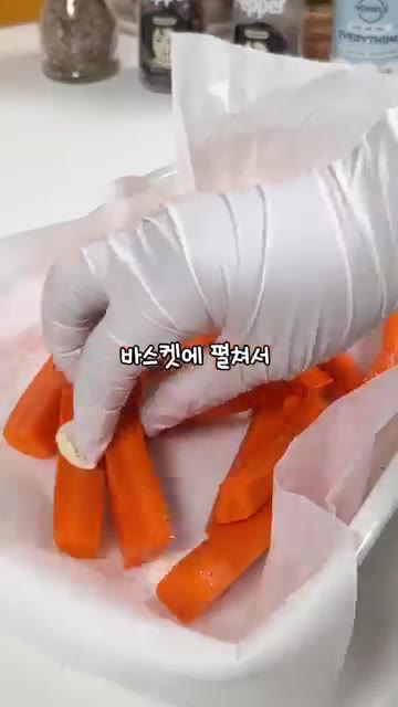 종이 호일을 깔고 바스켓에 당근을 펼쳐 담아 에어프라이어에 넣고 2… — 당근 다이어트 레시피: 생으로 먹기 싫을 때