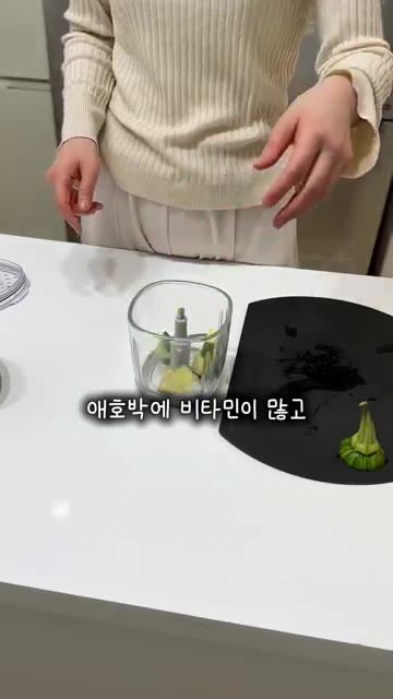 팬에 기름을 두르고 반죽을 부어 얇게 펴줍니다. 버터를 올립니다. — 13개월, 5살 아이 면역 높이는 아침