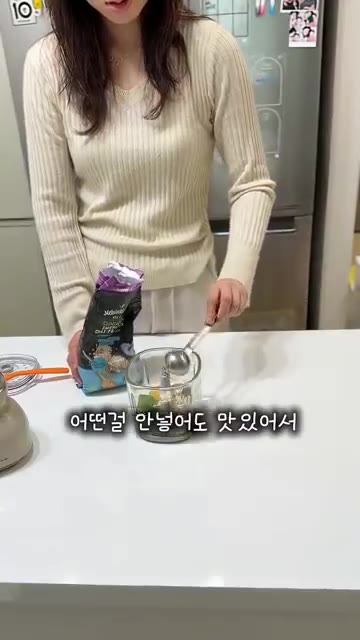 반죽이 익으면 뒤집어서 버터를 올리고 반으로 접어줍니다. — 13개월, 5살 아이 면역 높이는 아침