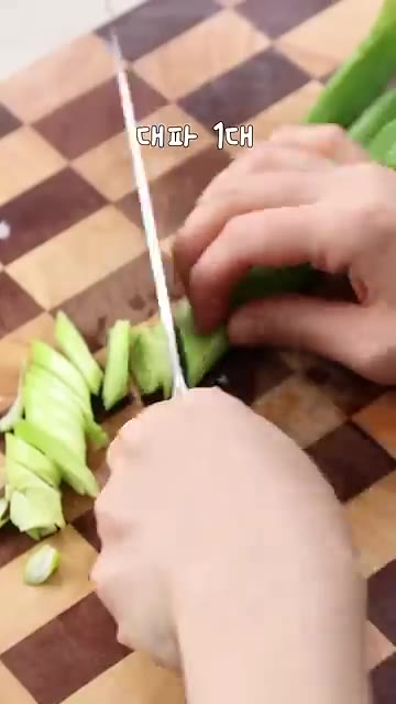 손질한 양파와 대파를 넣고 양념장과 함께 버무립니다. — 남편도 아이도 숟가락 안 놓는 맛! '훈제오리 주물럭'❤️‍🔥