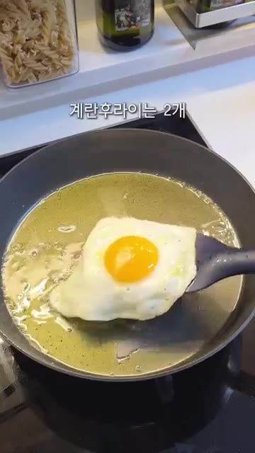 따뜻한 밥 위에 계란 프라이를 올리고 명란톡톡 1봉을 잘라 올린다. — 3분 완성! 인생 명란 계란밥 레시피