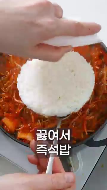 계란 노른자, 김가루, 참기름, 깨를 뿌려 완성합니다. — 해장에 이만한거 없다 김치콩나물죽!