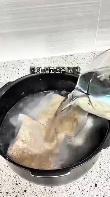 체에 밭쳐 맑은 물을 옮기고 1리터를 추가한다. — 밥솥으로 만드는 명절 식혜 레시피