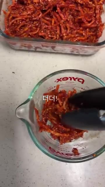 즉석밥을 전자레인지에 2분간 데운다. 진미채를 가위로 먹기 좋게 자른다. — 여름 집밥