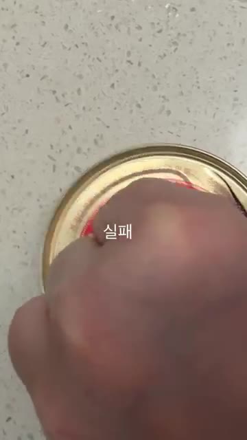 팬에 기름을 두르고 계란 프라이를 한다. 계란 프라이를 완성한다. — 여름 집밥