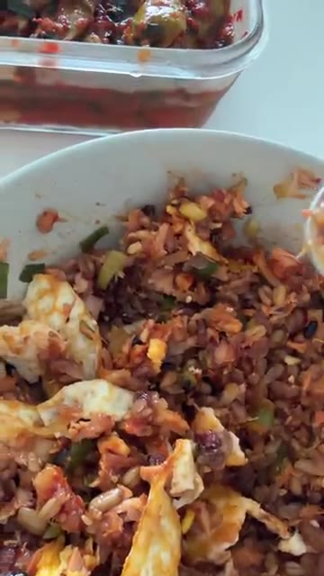 모든 재료를 넣고 비벼준다. 맛있게 비벼서 완성한다. — 여름 집밥