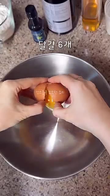 달걀은 노른자와 흰자를 분리해주세요. — 초보도 무조건 성공❗️초간단 전기밥솥 카스테라 만들기