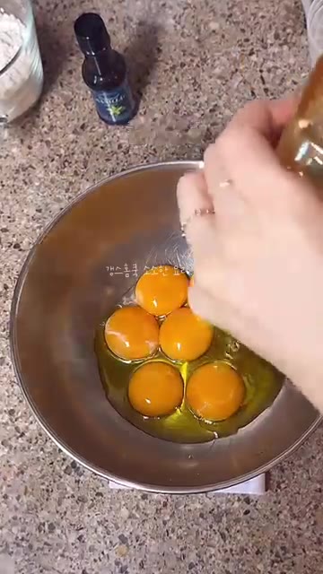 노른자에 올리브오일, 설탕 30g, 꿀, 우유, 소금 2꼬집을 넣고… — 초보도 무조건 성공❗️초간단 전기밥솥 카스테라 만들기