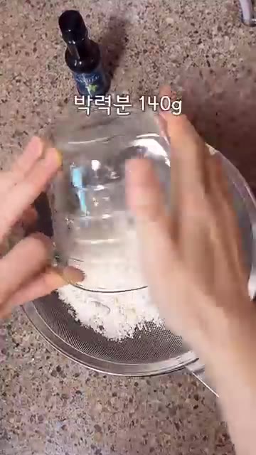 박력분을 체 쳐서 넣고 섞은 뒤 바닐라 익스트랙을 넣고 다시 섞어주세요. — 초보도 무조건 성공❗️초간단 전기밥솥 카스테라 만들기