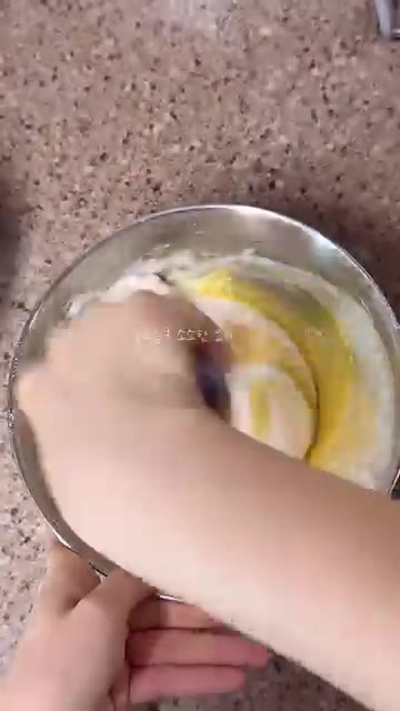 노른자 반죽에 휘핑한 흰자 2국자를 덜어 부드럽게 섞어준 뒤, 흰자… — 초보도 무조건 성공❗️초간단 전기밥솥 카스테라 만들기